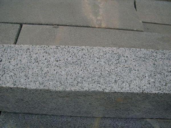五蓮灰路緣石